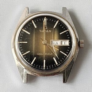 Timex Quartz Day Date Vintage Watch Stainless Steel Case Vintage Retro Style‎